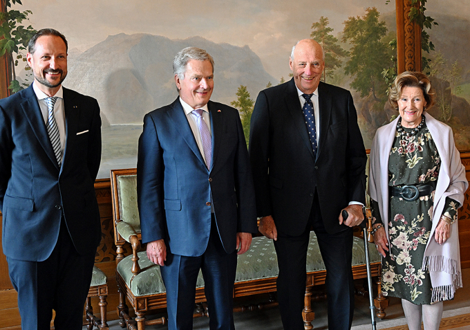 Både Kong Harald, Dronning Sonja og Kronprins Haakon var til stede for å ønske president Niinistö velkommen. Foto: Sven Gj. Gjeruldsen, Det kongelige hoff
